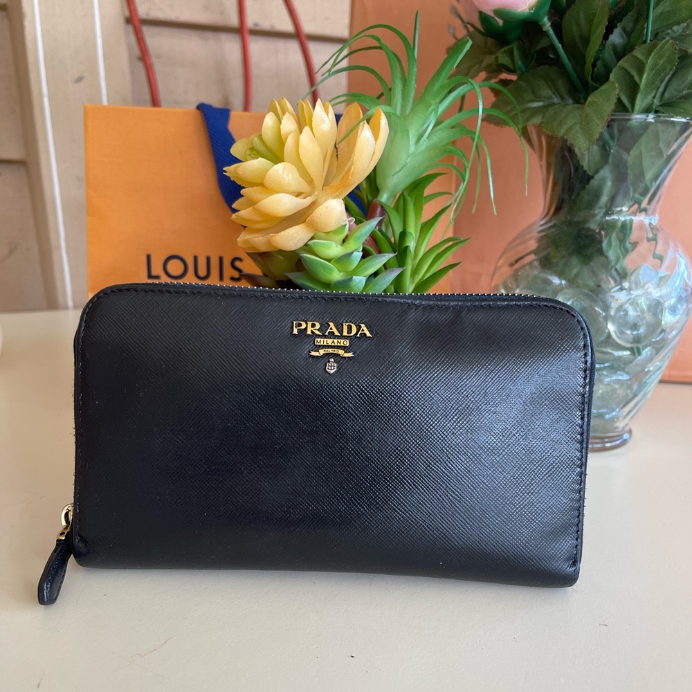 prada zippy long wallet🖤🖤🖤🖤